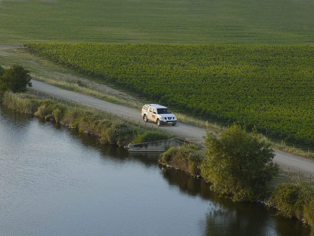 Un vehicle de l’IRTA de camí cap a assajos de camp, a Raïmat.