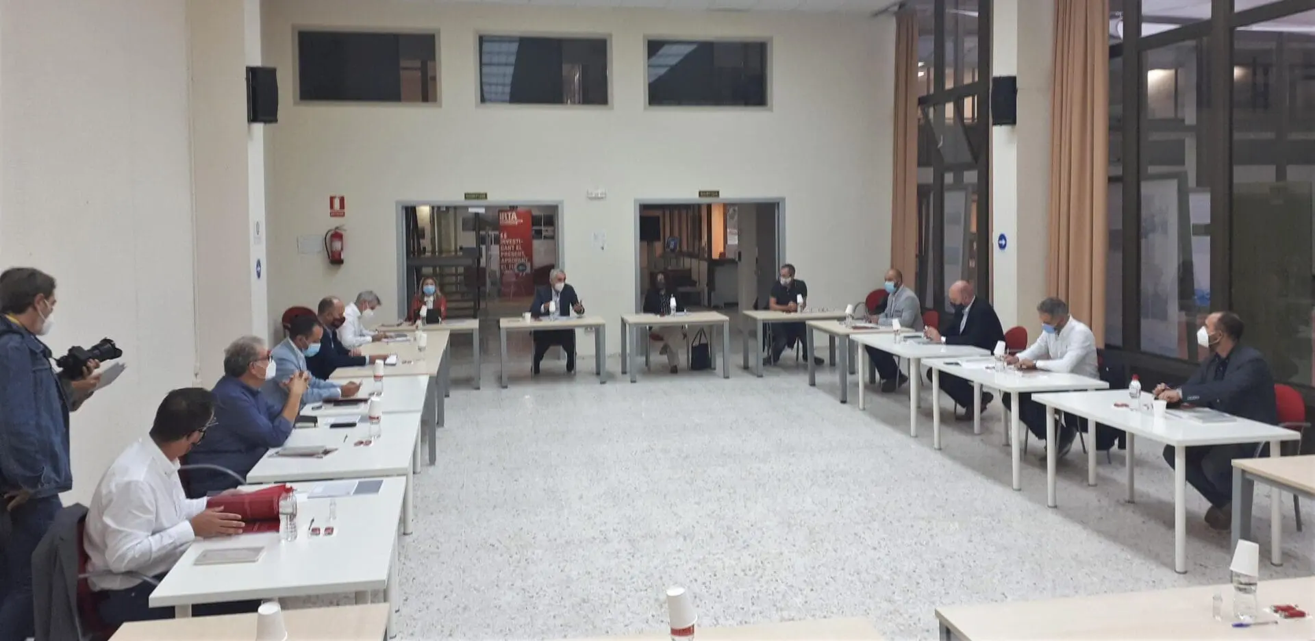 Els assistents a la II Taula Institucional, preparats per a la reunió