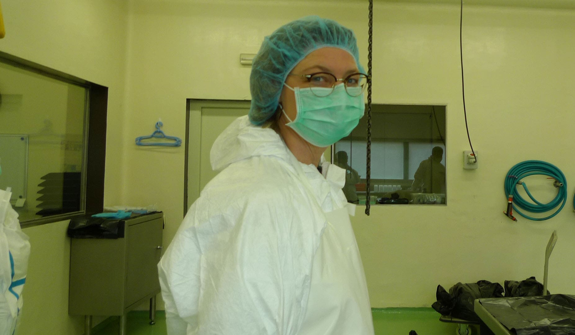 Trabajo en la Unidad de Bioconención del IRTA-CReSA. 