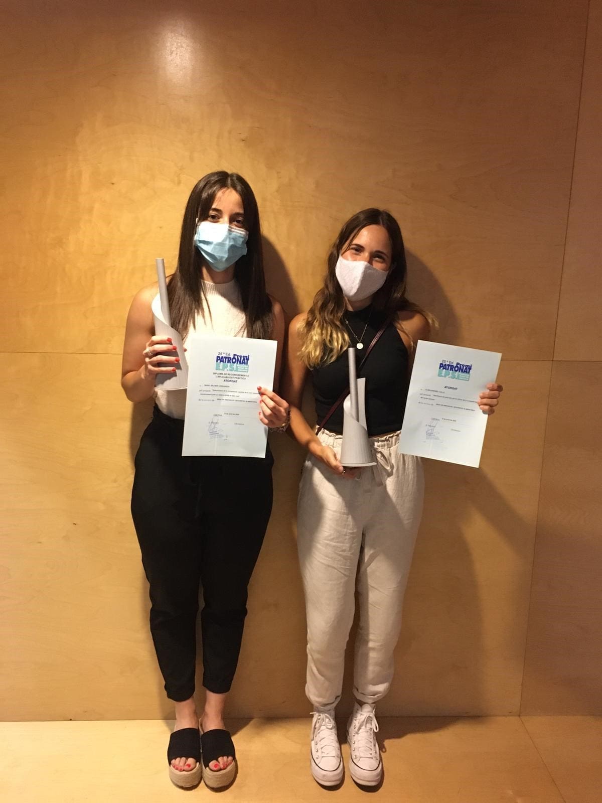 Clara Barnés i Mar Giró amb els seus premis