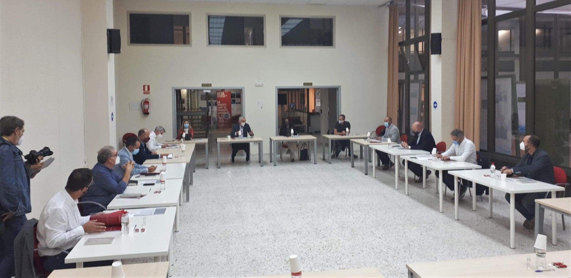 Els assistents a la II Taula Institucional, preparats per a la reunió