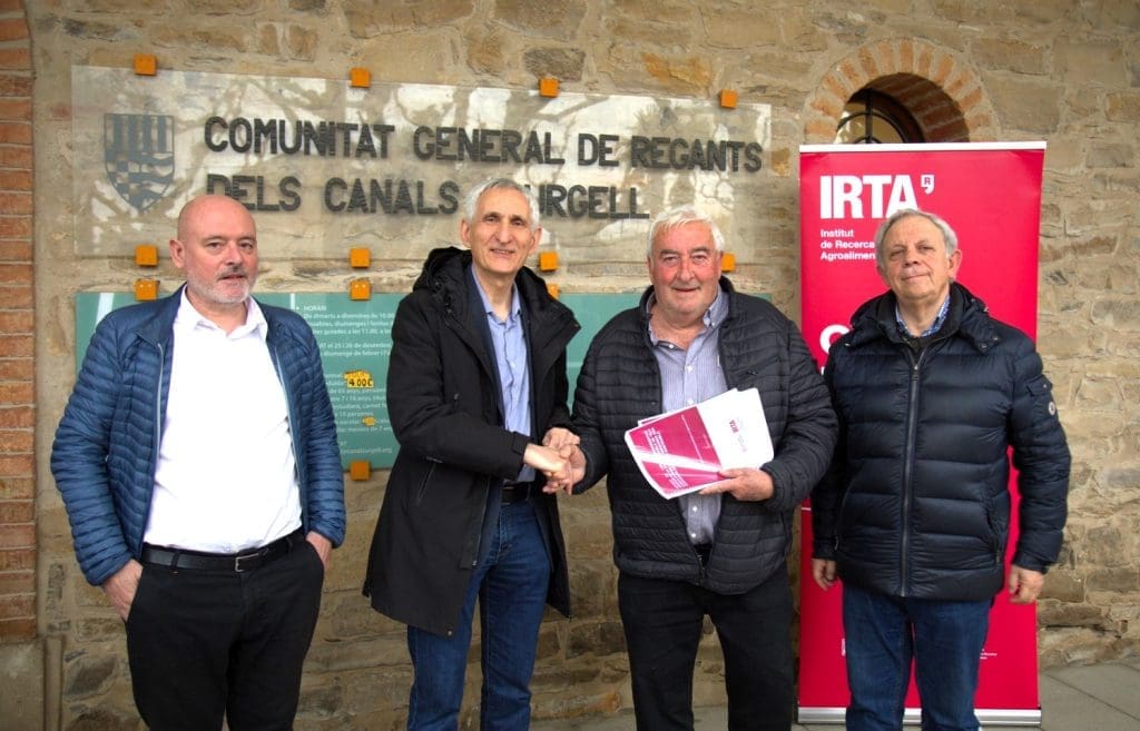 L’IRTA entrega a la CGRCU un estudi dels requeriments hídrics dels Canals d’Urgell. 
D’esquerra a dreta: Xavier Diaz, director general CGRCU; Josep Usall, director general IRTA; Amadeu Ros, president CGRCU; Joan Girona, investigador de l’IRTA.